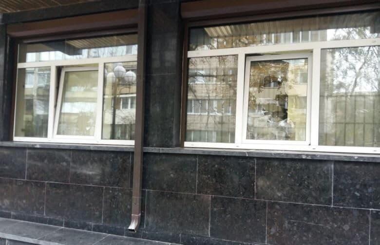 Разбитое в прокуратуре окно