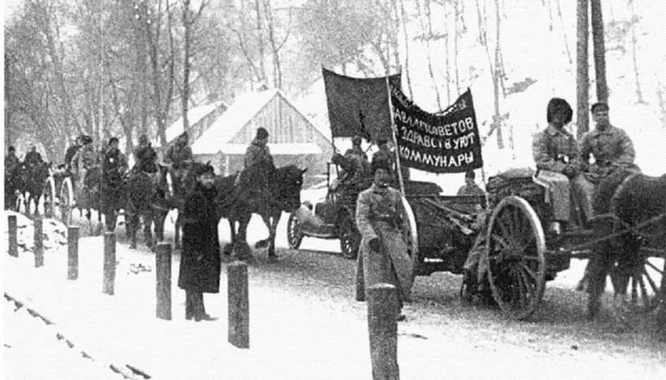 Эвакуация УНР из Киева: вывезти все, что можно Со средины января 1919 г. руководство УНР окончательно пришло к выводу о невозможности удержать Киев перед превосходящими силами большевиков. Чтобы не повторять ошибок начала 1918 г., началась подготовка к эвакуации основных материальных, а главное, людских ресурсов. Эти действия не остались секретом для населения и спровоцировали панику, затронувшую даже государственные структуры. К тому же подняли голову затаившиеся недоброжелатели украинского государства Горькая правда – Киев не удержать Фото 1. Наступление большевистских войск на Киев в начале 1919 г. Для руководства УНР не было секретом критическое положение республики – ей противостояли слишком мощные внешние силы. На Юго-Западе участник Антанты Румыния оккупировала Бессарабию и Буковину. На Западе свои аппетиты на украинские земли проявляла Польша, предъявляя претензии на Галицию и Холмщину. Фото 2. В. К. Прокопович Но с этим противником, по крайней мере, можно было договориться, пусть ценой тяжелых уступок и к неудовольствию западных украинцев. Что Директория и старалась делать – делегация во главе с В. К. Прокоповичем ездила в Варшаву для переговоров. Прояснилось обоюдное стремление к взаимопониманию, по крайней мере, к экономическим связям. Сложнее было с восточным соседом. С одной стороны, уже долгое время – и при Центральной Раде, и при гетмане, и теперь, при Директории – тянулись советско-украинские переговоры. Постоянно действовала прямая телеграфная связь Киев-Москва. Совнарком громко объявлял о поддержке самоопределения наций. Фото 3. Г. Л. Пятаков С другой же стороны, ни на минуту не прекращалась агрессия против украинских земель. Поначалу, правда, в Москве выдавали ее за «самоуправство Пятакова» – и даже заменили его на посту председателя Временного рабоче-крестьянского правительства Украины Х. Г. Раковским. Но вскоре все маски были сброшены, и обострилось открытое военное противостояние. Фото 4. Х. Г. Раковский Ни Директория, ни военное руководство не видели возможности в таких обстоятельствах удержать столицу. Поэтому со средины января 1919 г. в Киеве негласно началась подготовка к эвакуации ценного имущества на относительно безопасную территорию – в Винницу, Станиславов, за границу. «Золотая лихорадка» Фото 5. В. Андриевский Ситуацию живо описывает общественный деятель В. Андриевский в своих мемуарах: «Власть очень хорошо понимала свое положение. О том, что дела на фронте обстоят для нас безнадежно, знали все, и власть не строила для себя ни малейших иллюзий… Власть стала энергично готовиться к эвакуации Киева. Делала она это в величайшей тайне, для того, чтобы не создавать паники. Но… население Киева очень хорошо понимало все те распоряжения, которые издавались одно за другим». Прежде всего, вывозу подлежали деньги и драгметаллы. Еще с 9 по 15 января приказом министра финансов был ограничен доступ частных лиц к своим ячейкам для хранения ценностей в частных коммерческих банках и кредитных союзах – «для осмотра сейфов». Фото 6. Заметка в «Новой Раде» о закрытии ювелирных магазинов А 20 числа Минфин провел во всех киевских ювелирных магазинах осмотр и учет золотых изделий, за исключением часов, колец и крестов. Часть золота изъяли – взамен владельцам был обещан возврат его стоимости. Подсчитав все, магазины опечатали и взяли под охрану. Оставшиеся на руках у населения драгоценности министр финансов Б. Мартос призвал нести в государственный банк под охрану. Фото 7. Б. Н. Мартос Здесь очень кстати пришелся закон правительства об отмене хождения российских денег. Граждан приглашали менять их в банках и казначействах на гривни и карбованцы. Некоторые принесли на обмен золотые империалы. «Директория благодарит граждан и просит тех, кто сдал золотые деньги, сообщить по адресу: «Киев, кредитная канцелярия» свой точный адрес и количество сданных нам денег, так как готовится закон о доплате за сданные в банк и казначейства золотые деньги», – публикуют газеты обращение министра финансов. Фото 8. Обращение министра финансов к гражданам В народе тогда говорили: «Директория мудрее, чем была Центральная Рада – вывозит золото сама, вместо того, чтобы дать его вывезти большевикам в Москву!». В 20-х числах января в Государственном банке получили приказ упаковать деньги и ценные бумаги и быть в каждую минуту готовыми к эвакуации. Фото 9. Ул. Институтская, 9, Государственный банк УНР, сейчас главный офис Национального банка Украины Но помимо драгоценностей и других материальных ресурсов власть озаботилась и вывозом самого ценного капитала – людского. Настроения эвакуационные и панические В. Андриевский отмечает: «Предыдущее московское нашествие показало, что московиты очень хорошо ориентируются в том, кто является их наибольшим врагом… Украинскому интеллигенту напрасно было ожидать от них милости: им, как и любому, было ясно, что наиболее опасным их врагом являются носители украинской культуры и украинской национальной идеи… На сей раз и наша социалистическая власть, наученная недавним горьким опытом, …решила эвакуировать вместе с государственным имуществом также и украинскую интеллигенцию, справедливо причисляя ее к наиболее ценной государственной собственности». Фото 10. Бесценные свидетельства очевидца: титульный лист II тома воспоминаний В. Андриевского Для этого в последний месяц создавалось множество посольств и миссий: торговых, политических, дипломатических и т. д.; а при них – должности послов, секретарей, атташе, агентов, порученцев. Выезжали и представители партий, в основном социалисты – даже те, кого, как премьера Чеховского, за глаза называли полу-большевиком. Но среди вывезенных оказалось и множество случайных людей: чьих-то родственников, друзей, деловых партнеров, просто авантюристов или «малограмотных юношей». Их поведение – суетливость и нервозность – передавалось остальным. В. Андриевский так описывает свои мытарства: «Я пошел к министру путей сообщения. Там, в министерстве, застал настоящий ад. Очередь… стояла от вестибюля до министерского кабинета... Это все члены разных миссий и комиссий добивались отъезда!». Фото 11. Бульвар Т. Шевченко, 34, особняк И. Терещенко, современный вид. Здесь в 1918-19 гг. находилось Министерство путей сообщения И затем уже на вокзале: «Собралась масса пассажиров, и как только поезд прибыл, они, как это принято у нас, бросились одной сплошной толпой, чтобы с боем занять места… Наш вагон был переполнен, но полностью не украинской публикой. Все… не скрывали того, что бегут из Украины и от Украины». Директория оставалась на месте и призывала к спокойствию. Но многие киевляне уже пережили большевистское нашествие год назад. Их страхи и тревожные слухи вскоре спровоцировали в Киеве масштабную панику. Фото 12. С. Ефремов С. Ефремов пишет: «Фабрикантов паники вы встретите везде. Запыхавшись, бегают с места на место… мужчины и женщины… и на ухо пересказывают новости, одну страшнее другой… Люди, …теряя голову и дрожа от ужаса, только и думают, как и куда бы бежать». Кто в этом виноват? – спрашивает публицист, и отвечает: «Власть… делает все, чтобы панику не уменьшить, а увеличить… Если бы они преимущественно сами не показывали примеров панического бегства – ужас бы никогда не развернулся до психической эпидемии». Эпидемия заразна – и цены на билеты из Киева взлетают до небес: семья сахарозаводчика Гальперина за 5 мест в вагоне до Одессы платит 150 тыс. карб. Впрочем, с обывателя спрос невелик. Хуже то, что такие настроения охватили персон ответственных, общественно значимых. Дезертирство бывает и гражданское Фото 13. Киевская газета «Трибуна» Заметной была паника в репортерской среде. Началось с «Трибуны» и «Столичного Голоса»: «В связи с полученным редакцией письмом от издателя Биского о его отъезде на днях за границу, …сотрудники редакции, конторы и типографии обеих газет приглашаются… для обсуждения вопроса о прекращении или продолжения изданий». Фото 14. Киевская газета «Україна» – уже в эмиграции Затем отъездом в Галицию «в связи с политическими обстоятельствами» озаботились в «Украине» (бывшее «Відродження»). «Новая Рада» спрашивает: кому вы нужны? Там достаточно своих изданий. Было бы честнее выходить до последнего дня, а потом искать приют по Украине. Фото 15. Председатель Киевской губернской земской управы Н. Стасюк Но самым резонансным стал другой случай: «Выясняются просто невероятные детали позорной паники последних дней. Особенно интересен… поступок председателя и некоторых членов губернской земской управы. Они исчезли, не успев даже предупредить служащих и сдать дела… Выборные хозяйственные органы, …которые заботятся о населении, должны всегда оставаться на своих местах, не смеют бросать их ни при каких политических переменах. Самовольное бегство, да еще при таких обстоятельствах – это можно назвать лишь дезертирством». Фото 16. Они остались на посту: Д. А. Одрина, П. В. Тенянко Вместо председателя управы Н. Стасюка и остальных беглецов работу учреждения возобновили Д. А. Одрина, П. В. Тенянко и другие оставшиеся. Призвать беглецов к порядку пыталась Директория, 29 января связавшись с Винницей с требованием к министрам немедленно вернуться в Киев. Но остановить панику среди чиновничества не удавалось. Как отмечают в тот же день очевидцы, в Министерстве внутренних дел было совсем пусто. Работала лишь канцелярия министра. Фото 17. Мариинский (Царский) дворец. Здесь в 1918-19 гг. работало Министерство внутренних дел Украинской Державы и УНР А через два дня в столице остались лишь три министра: премьер В. М. Чеховский, военный министр атаман А. П. Греков и министр путей сообщения Ф. К. Пилипчук. Фото 18. Атаман А. П. Греков. Ф. К. Пилипчук Все остальные были уже кто где. Бежали «панически, в полном беспорядке, ...на глазах общественности собирая и вывозя свое и государственное имущество, увеличивали панику; дела на месте оставлены в беспорядке». Наконец, 1 февраля премьер постановил, что в интересах обороны все гражданские институции должны переехать в Винницу, где и приступить к работе. Вся власть в Киеве передавалась в руки военных. Следы «пятой колонны» Но не стоит винить в разгуле панических настроений лишь власть. Подняли головы и затаившиеся недруги Украины. «Народня Воля» пишет: «Анархия распространяется везде и всюду. Преступники, не ощущая за свои поступки никакой ответственности, проводят агитацию не только против правительства, но и вообще против украинского народа. Киевские черносотенцы… называют себя «большевиками» и похваляются «жестоко расправиться с мазепинцами»». Фото 19. Письмо-листовка начдива Богунской дивизии Н. Щорса С. Петлюре В рабочих кварталах появлялись большевистские листовки, велись разговоры о соглашении Украины с Антантой «для закабаления трудящихся». Центральное информационное бюро ответило категорически: «Никаких соглашений Директория с Антантой не подписывала и войска на помощь не приглашала. Слухи такого характера распространяются вражеским элементом с целью дискредитировать… республиканскую власть». Фото 20. Приказ об охране телефонных линий Дело доходило и до настоящих диверсий. В январе участились случаи нарушения связи в городе. Начальник службы связи Главного штаба войсковой старшина Морей был строг: «Происходят случаи порчи телефонного провода темными личностями. Предупреждаю, что пойманные на месте преступления будут немедленно расстреляны. Все кабели… являются собственностью… народа. Поэтому их охрана возложена на воинские части и население». Но еще больший хаос наступил в Киеве в период междувластия, в первых числах февраля