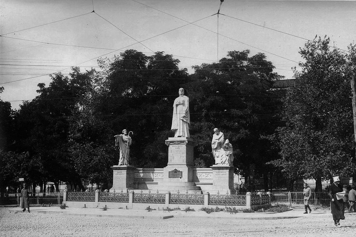 Памятник Княгине Ольге в Киеве