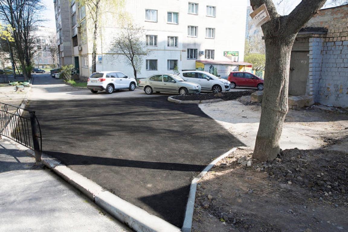 заасфальтированный двор