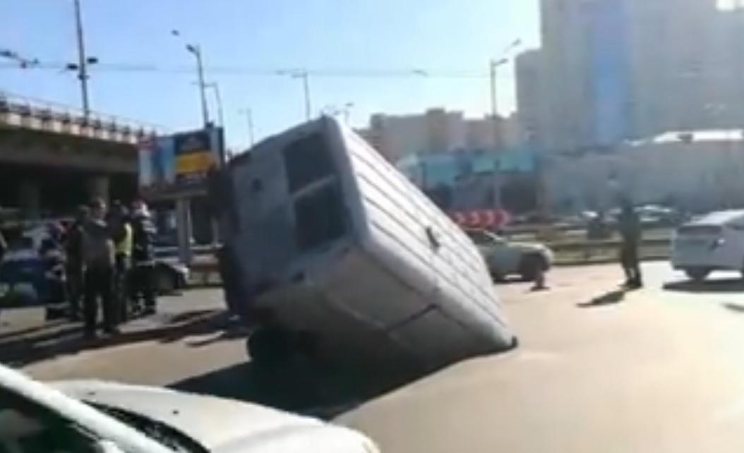 На Демеевской площади микроавтобус провалился в яму посреди дороги