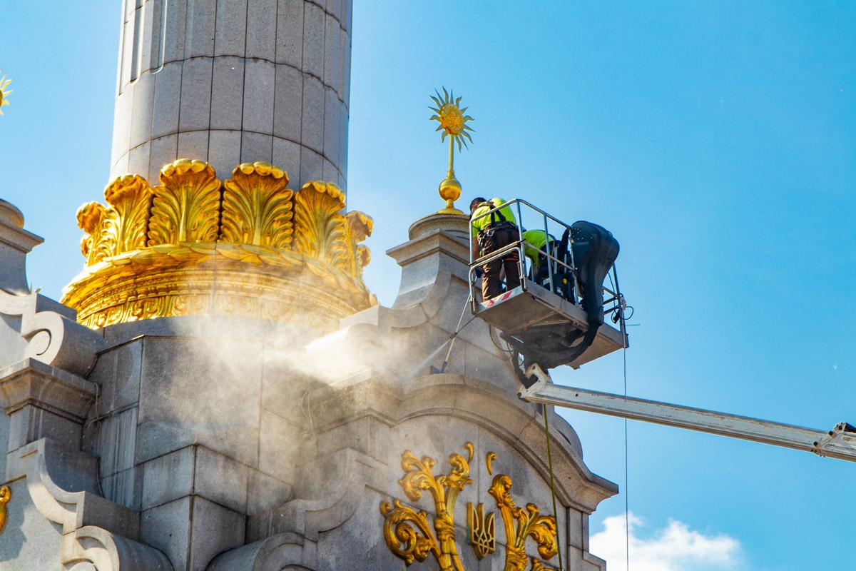 В центре Киева помыли Монумент Незалежности