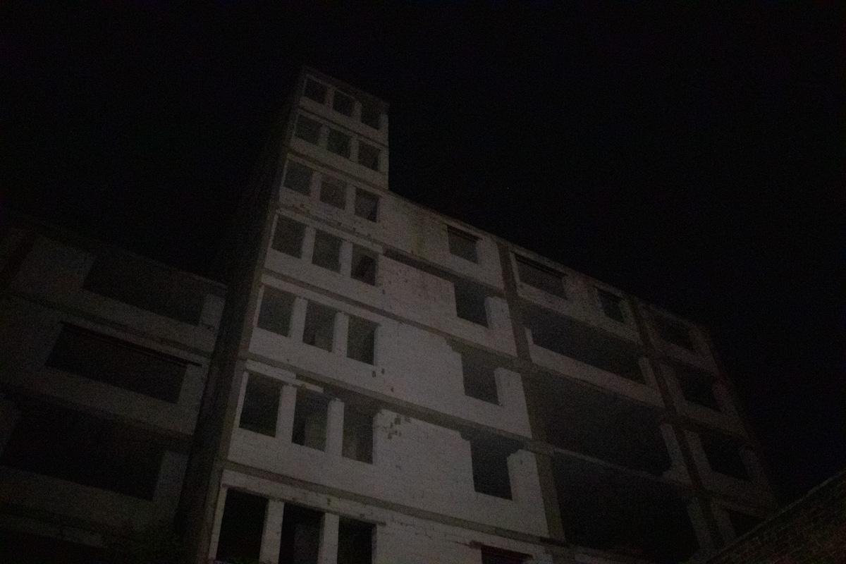На улице Братской парень выпал из окна заброшенного здания
