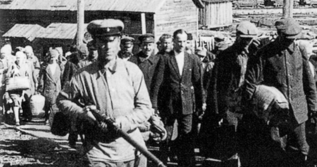 Чекисты конвоируют арестованных