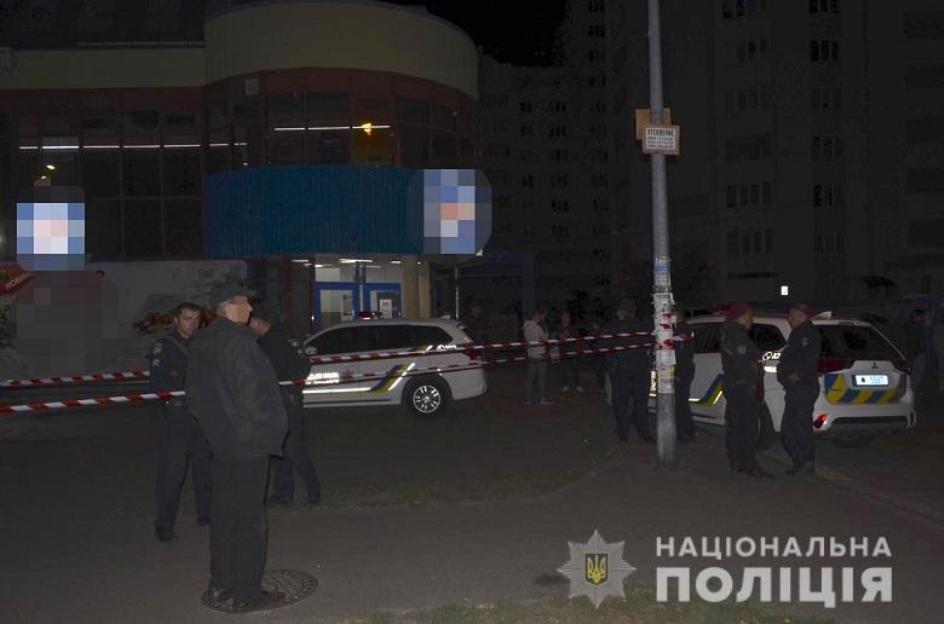 В Киеве задержали трех человек за нападение на полицейского