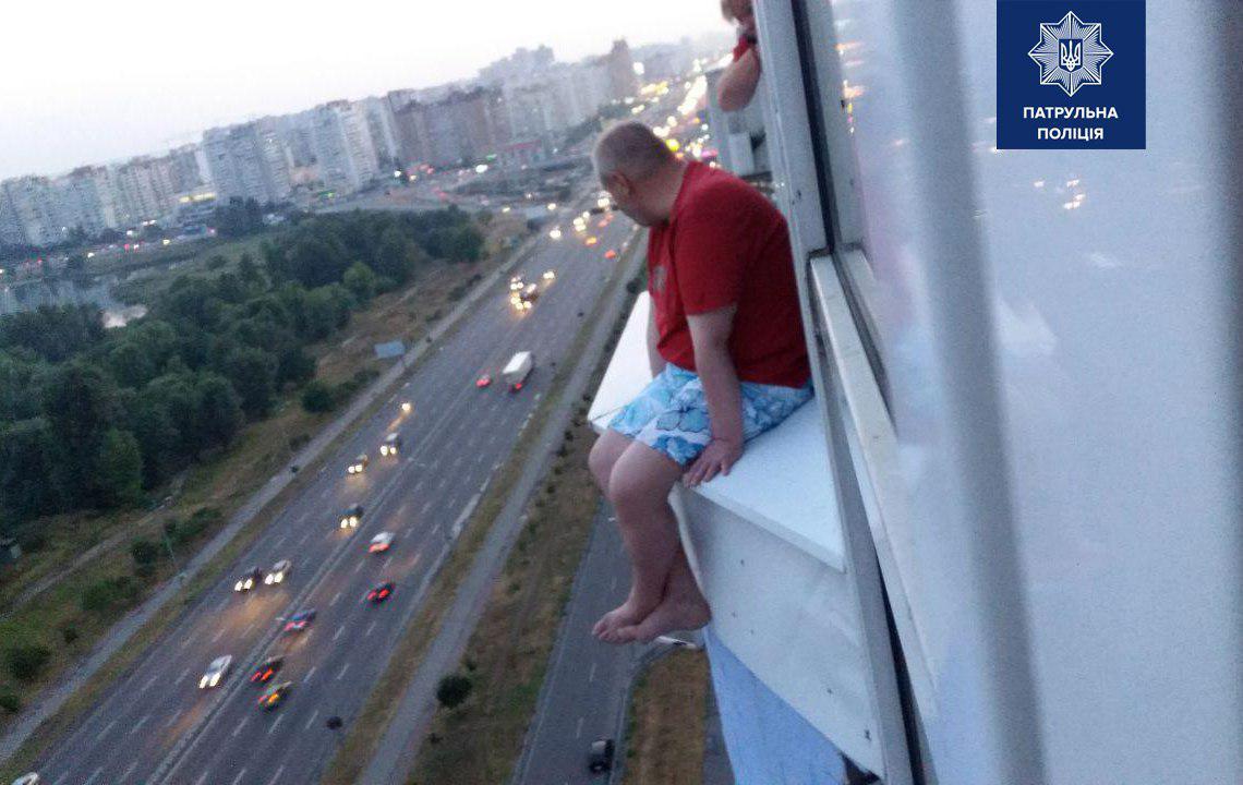 На проспекте Бажана мужчина сидел на парапете 17 этажа и пытался прыгнуть