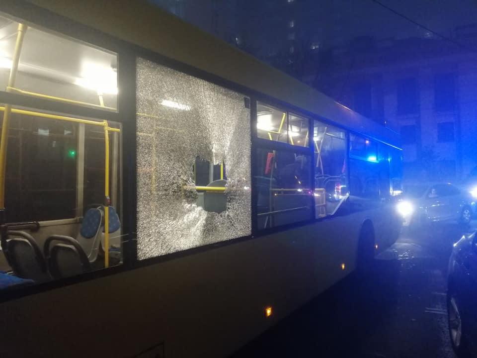 автобус, разбитые окна
