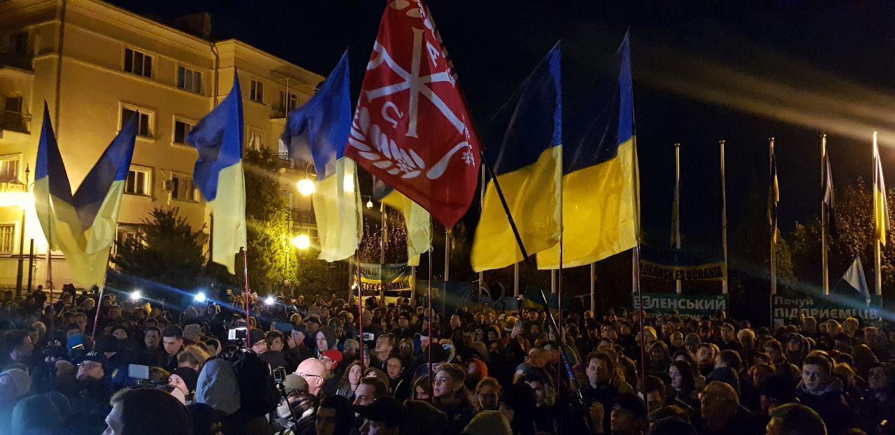 Под Офисом президента проходит акция против разведения войск на Донбассе