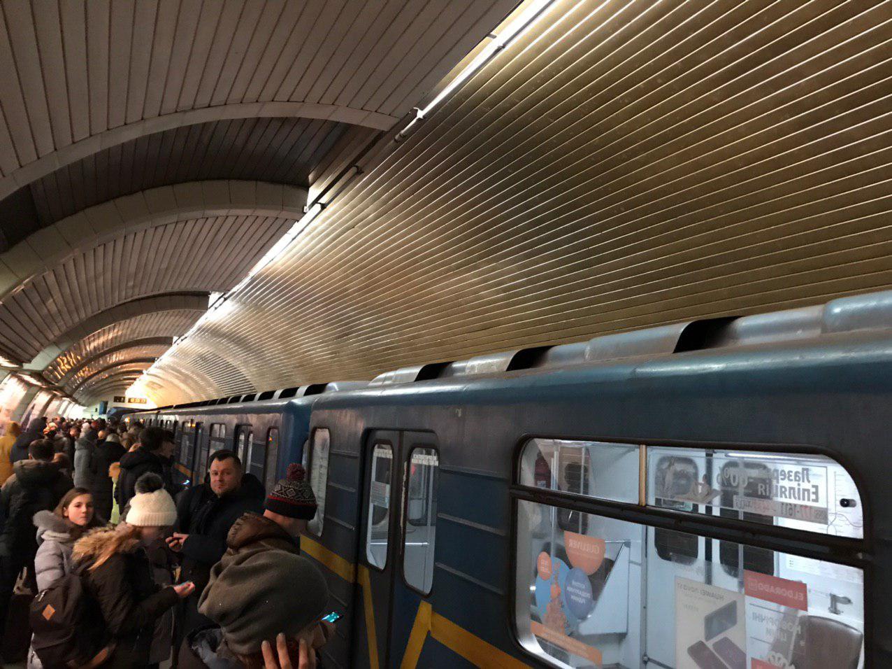 Сбой в метро: пассажиров высадили на станциях и остановили движение поездов