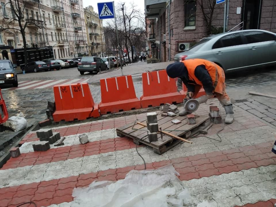 переход, красная брусчатка