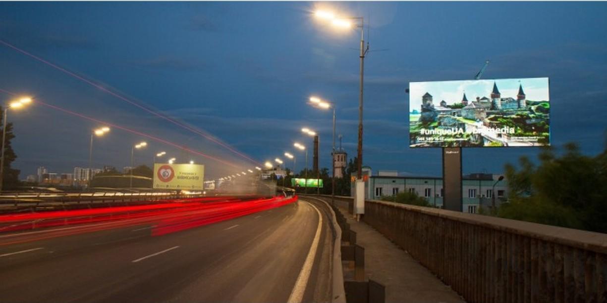 Водители предлагают запретить установку LED-экранов вдоль дорог, а существующие – перенести