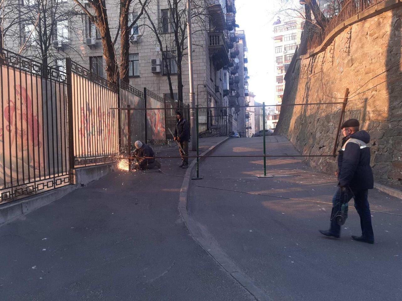 В центре улицу перекрыли забором, чтобы строить элитный ЖК