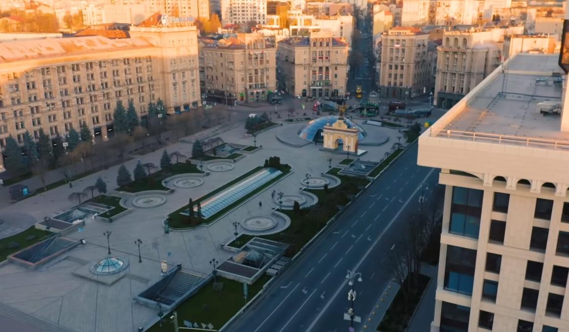 Спорожнілий Майдан Незалежності в ролику групи Queen на честь медиків