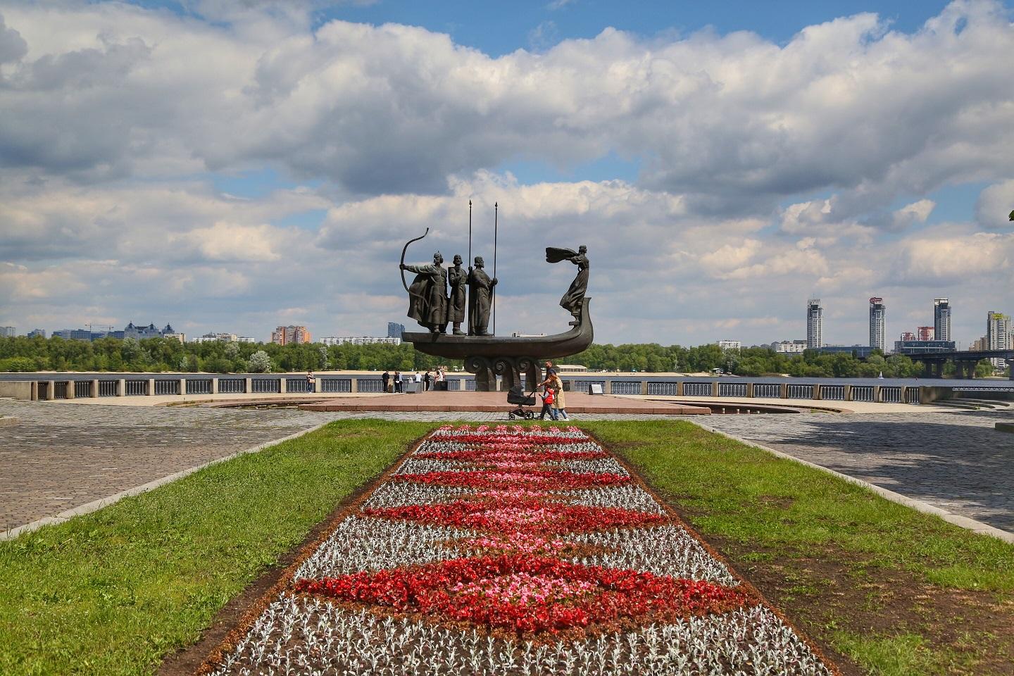 памятник основателям Киева, клумба