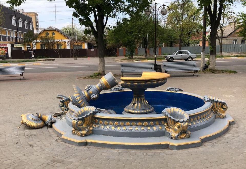 Фото за 37 тис.грн. В центрі Боярки дівчина залізла на фонтан та розвалила його (ВІДЕО)