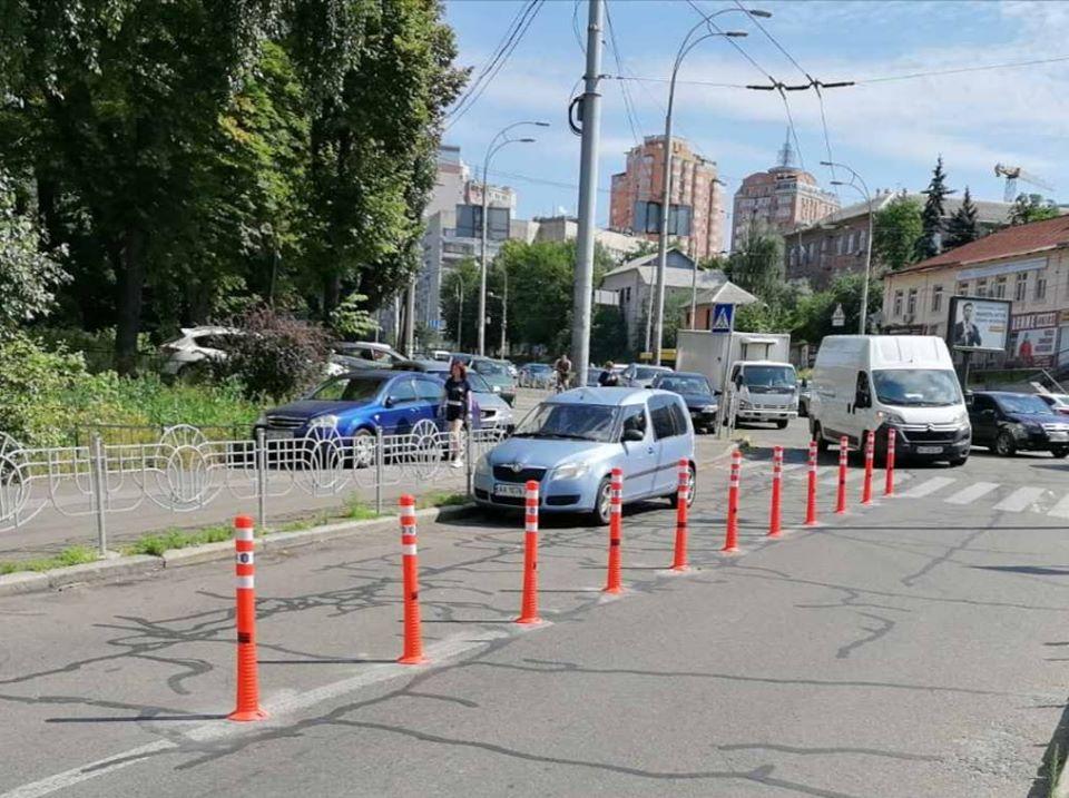 проспект перемоги, стовпчики, парковка