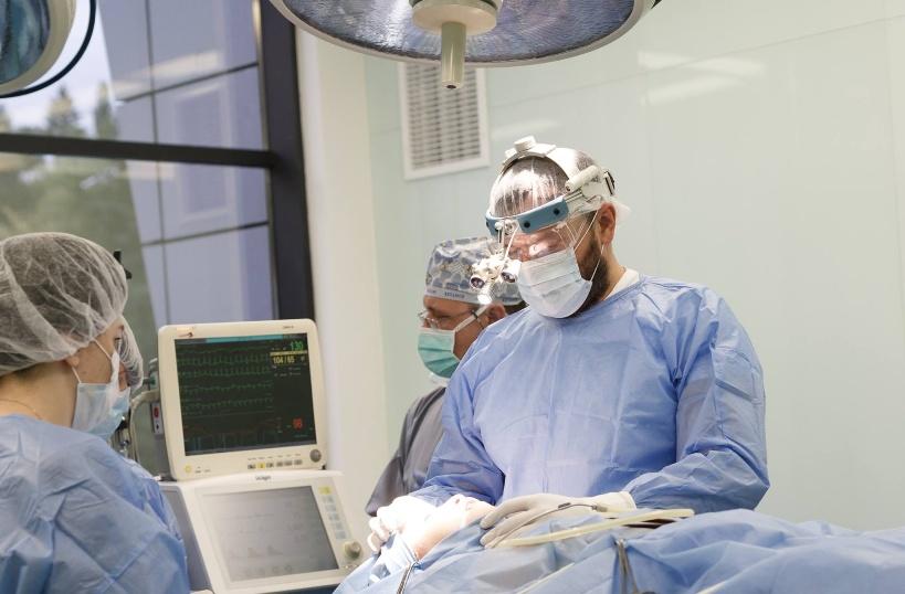 Хірург -10,5 тис.грн. З 1 вересня збільшать зарплати лікарям другої ланки