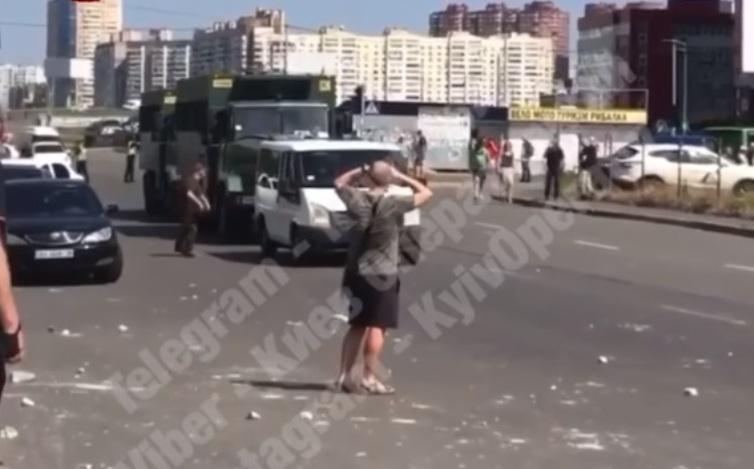 Поспішали на допомогу. Нацгвардійці в’їхали в своє ж авто на Григоренка (ВІДЕО)
