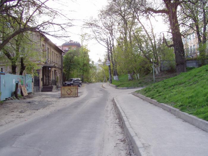 Водіїв просять не залишати авто на вулиці Олегівській – причина