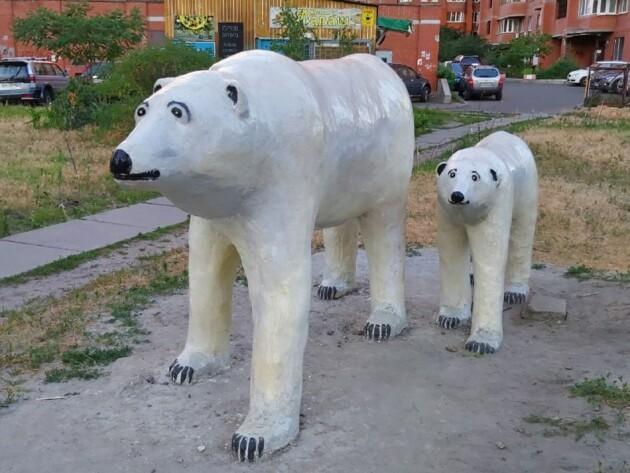 Скульптура ведмедів