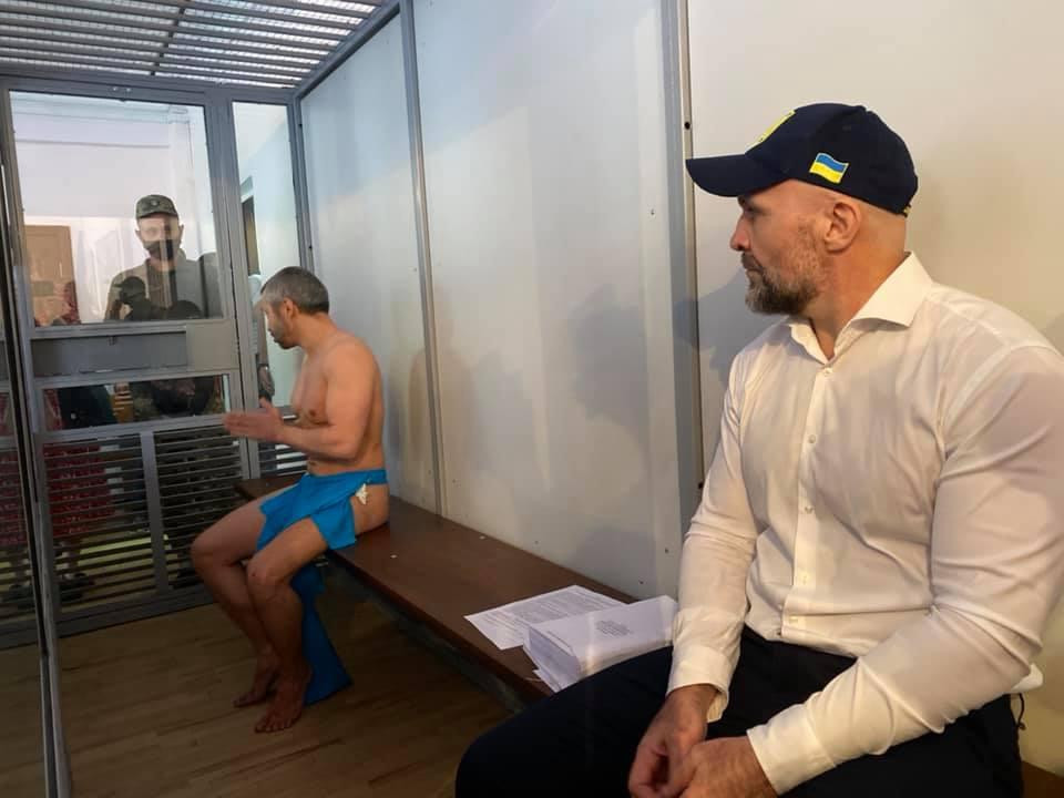 Підозрюваний в убивстві Каті Гандзюк приїхав на суд напівголий (ФОТО)