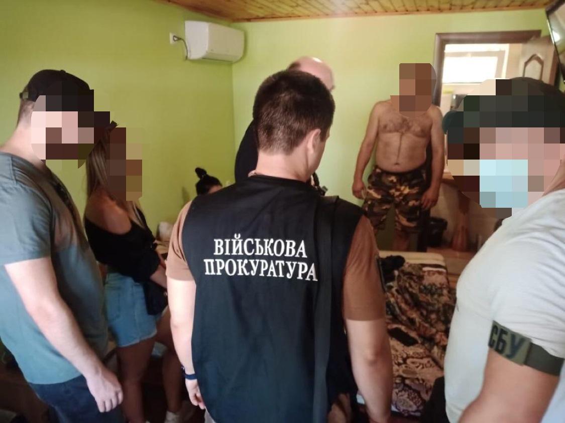 Мільйонний «відкат» за медичні маски для військових – посадовця ЗСУ взято під варту