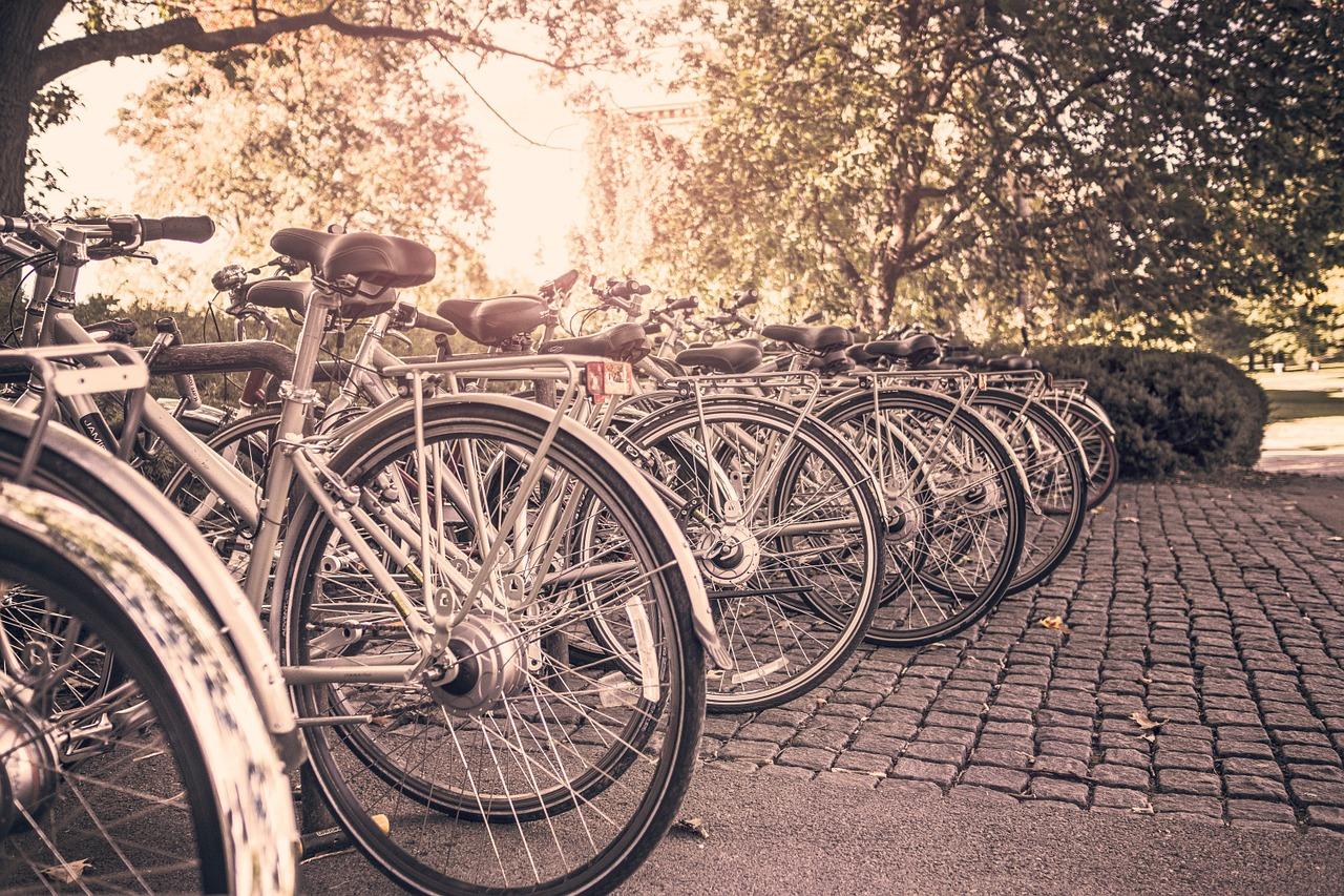 Біля шкіл та гімназій з’явиться майже 500 велостійок