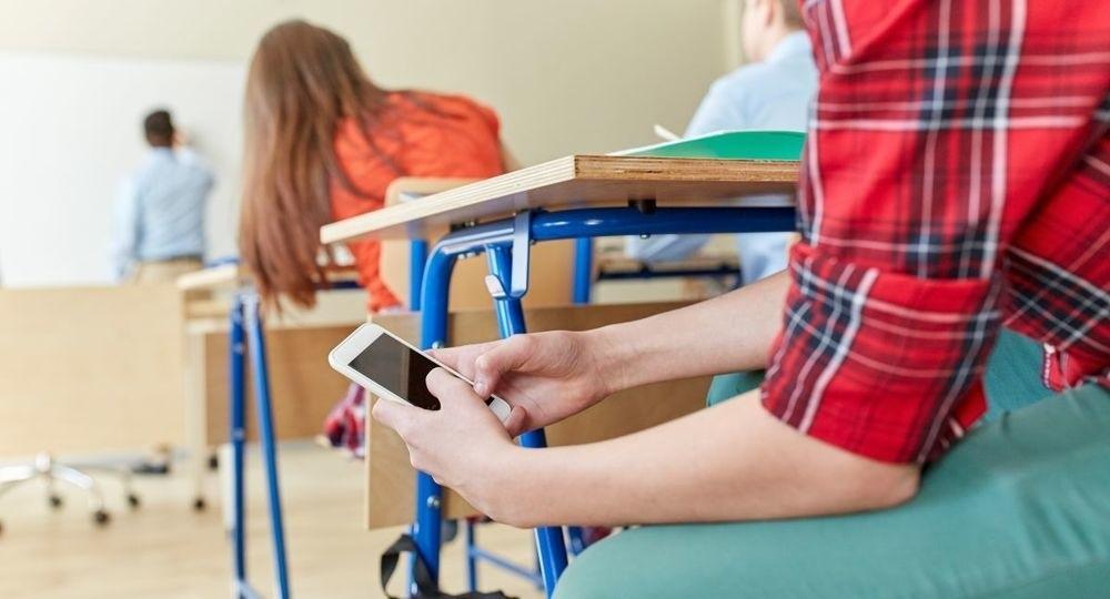 На смартфони – табу. В Україні хочуть заборонити використання гаджетів на уроках