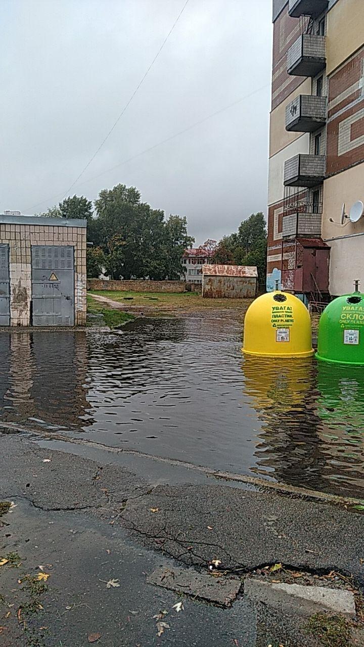 На Оболоні контейнери-“дзвіночки” вирушили в плавання (ФОТО)