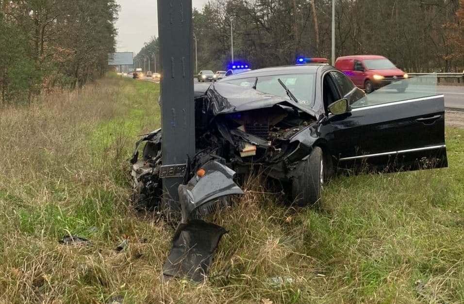 В Києві маму з дитиною знайшли без свідомості у салоні потрощеного авто (ФОТО)