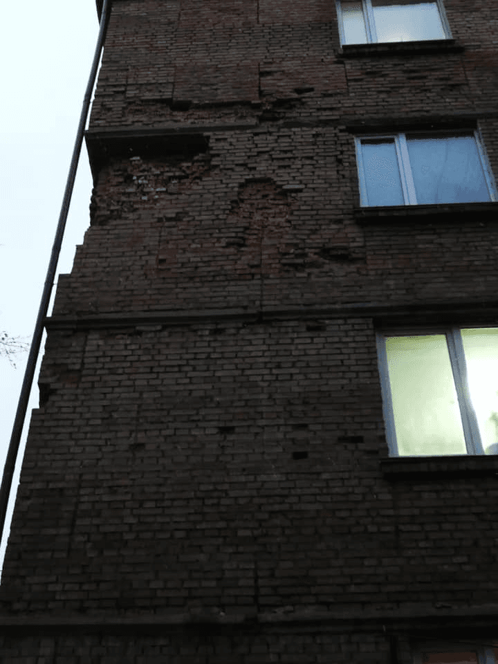 В будинку на Печерську з опорної стіни випадають цеглини. Будівля розвалюється на очах (ФОТО)
