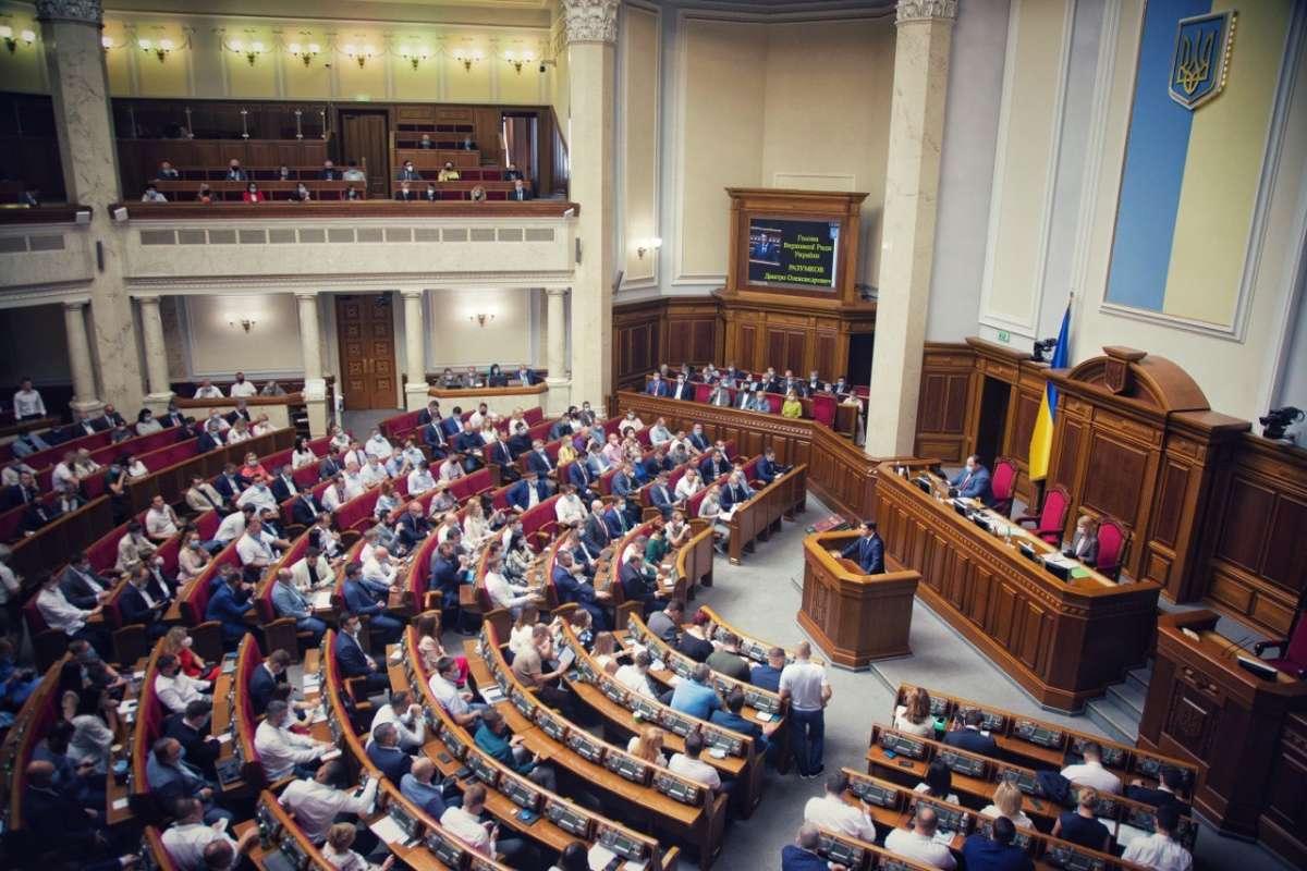 Помічником депутата тепер можна працювати без вищої освіти