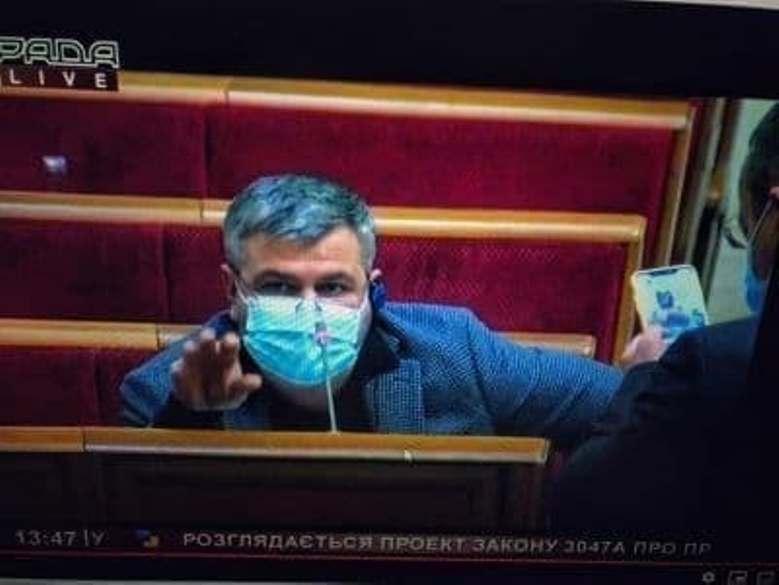 В Раді “Слуга народу” Петруняк розглядав фото голих дівчат. Це було в прямому ефірі