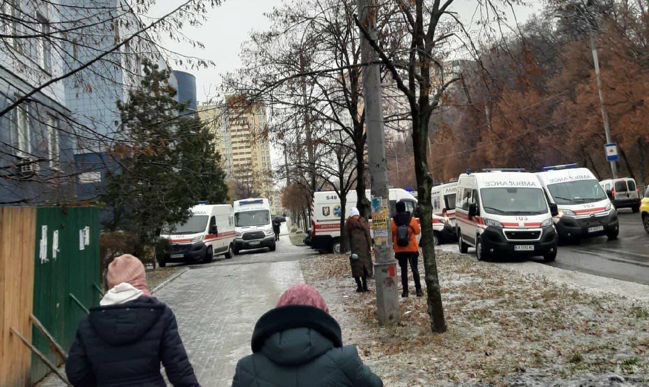 Фото дня. Черга з карет швидкої допомоги біля травмпункту