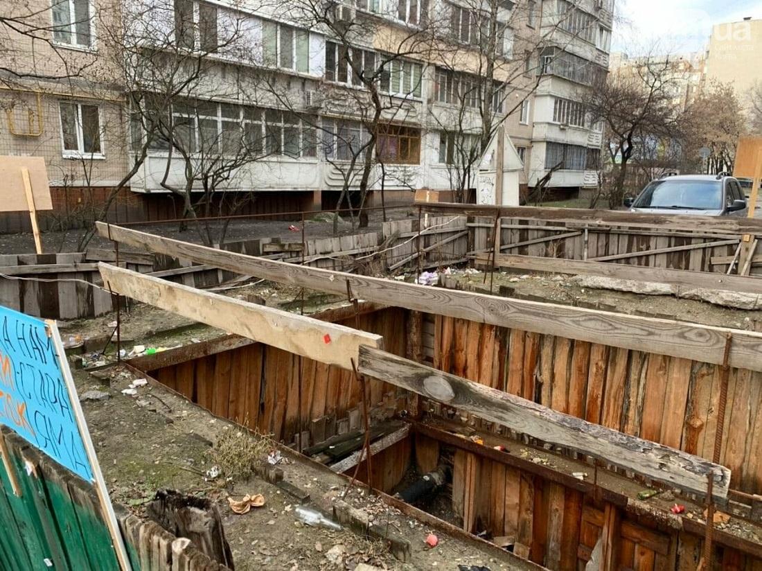 Ставайте в чергу: на Тростянецькій три роки не можуть зарити величезні ями (ФОТО)