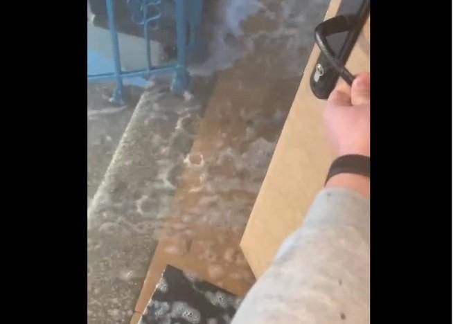 Вода з люстри та водоспад окропу на сходах – потоп в будинку на Борщагівській (ВІДЕО)