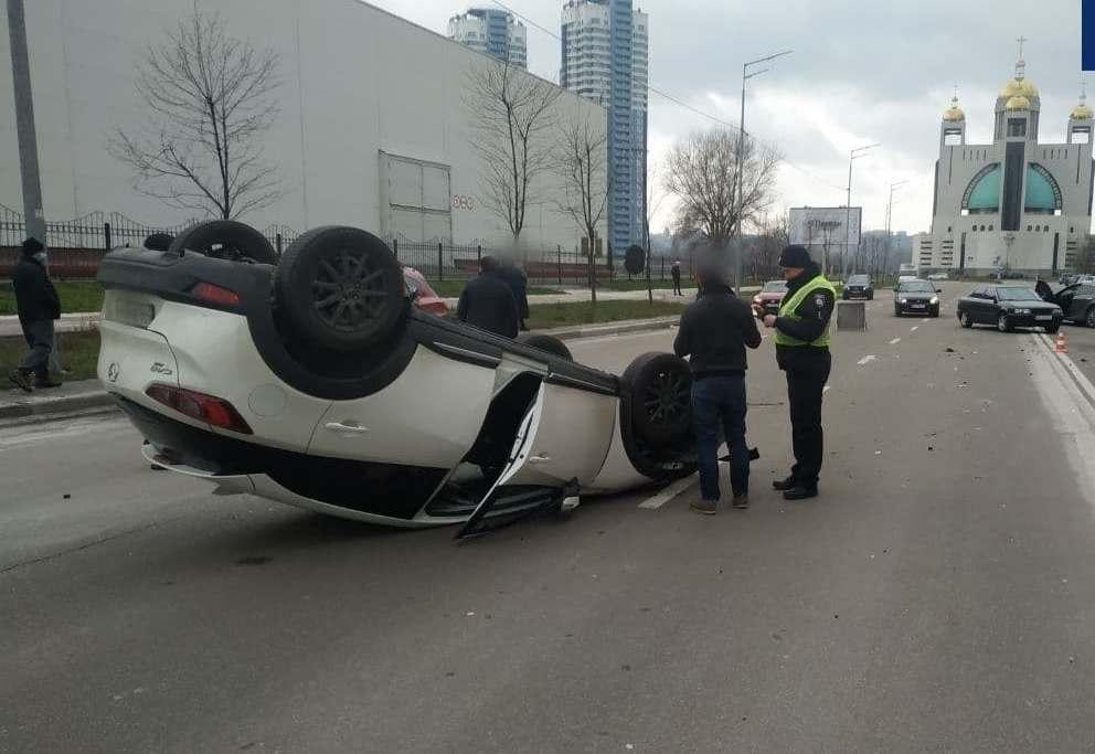 На Лівому березі порушник ПДР перекинув на дах авто. Серед постраждалих дитина (ВІДЕО)
