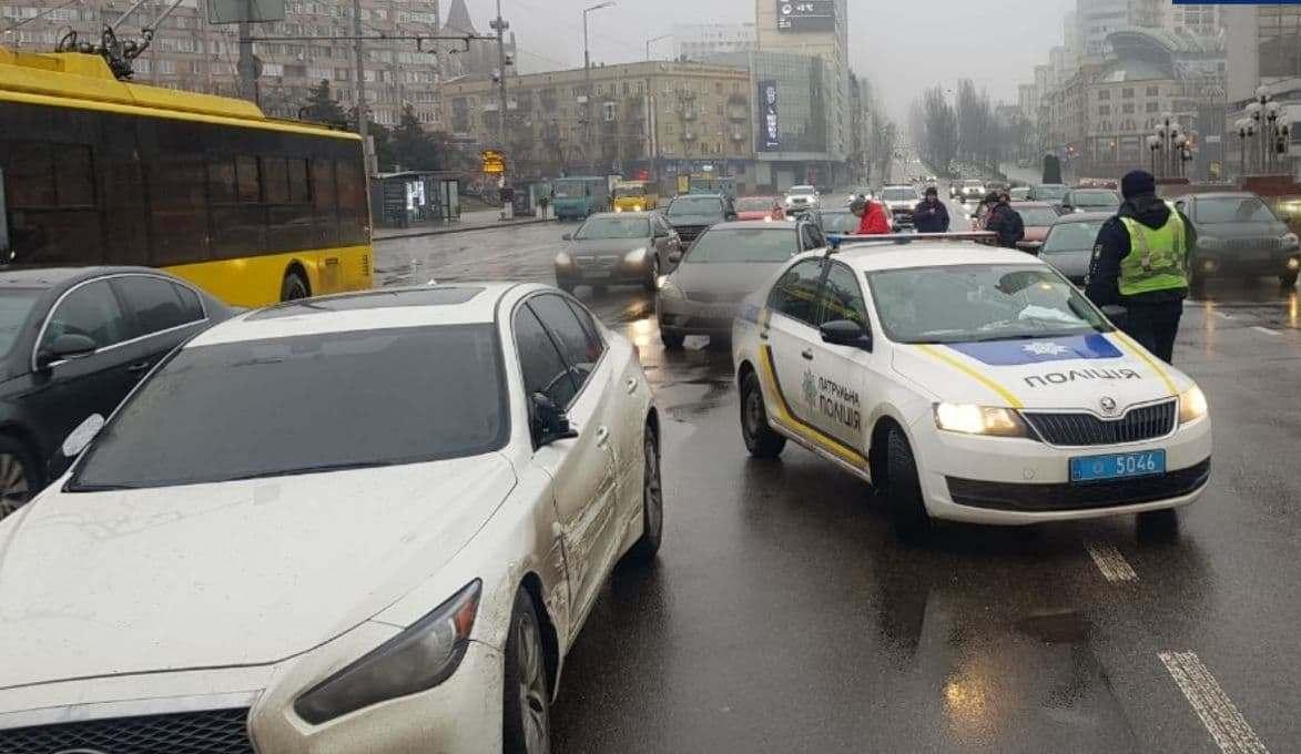 Масштабне ДТП на площі Перемоги: водій Infiniti протаранив шість автівок (ФОТО)