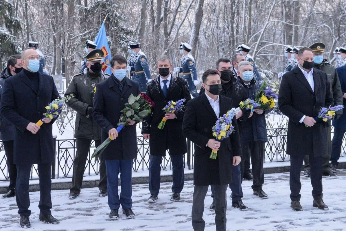 Президент Зеленський вшанував пам’ять Героїв Крут (ФОТО)
