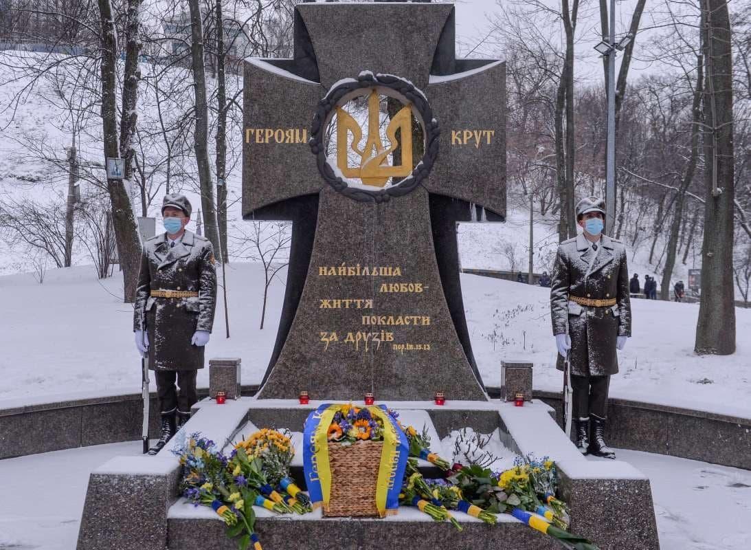 Фото дня. Засніжені вартові біля пам’ятного хреста Героям Крут