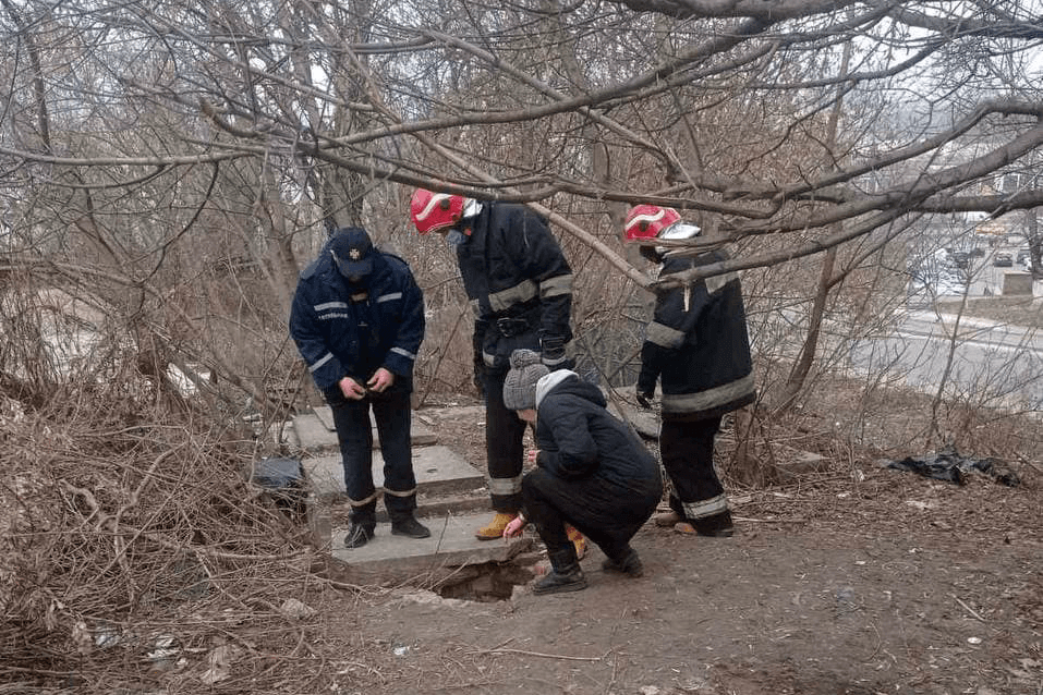 В Голосіївському районі рятувальники дістали з колектора тіло чоловіка