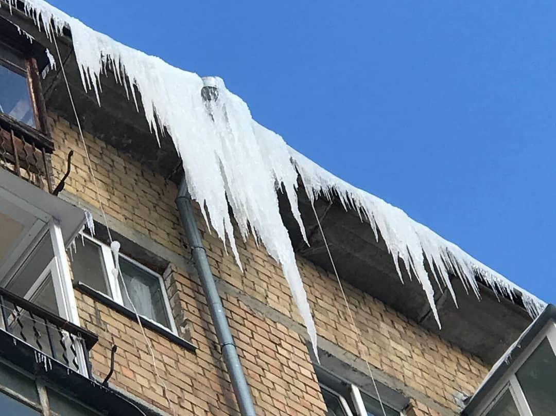 Киян попереджають про ризик падіння бурульок: як уберегтися