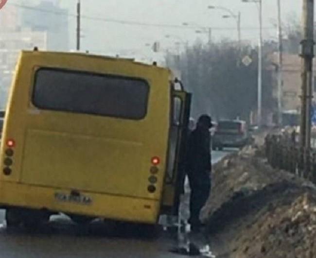 У годину пік, на ходу: столична маршрутка лишилась без колеса посеред дороги (ФОТО)
