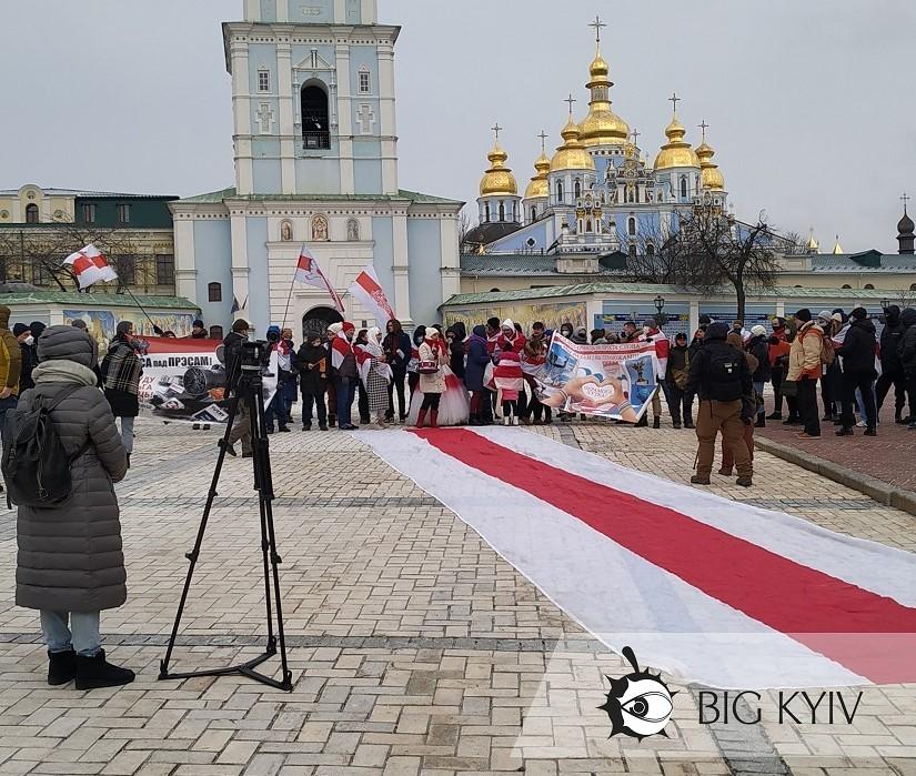 День солідарності з Білоруссю: у центрі Києва розгорнули велетенський прапор (ФОТО)