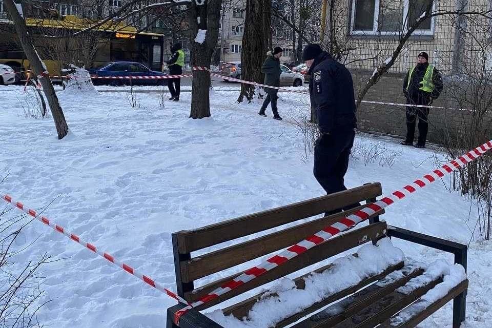 Живі мішені. На Солом’янській чоловік стріляв по людях з балкона (ФОТО)