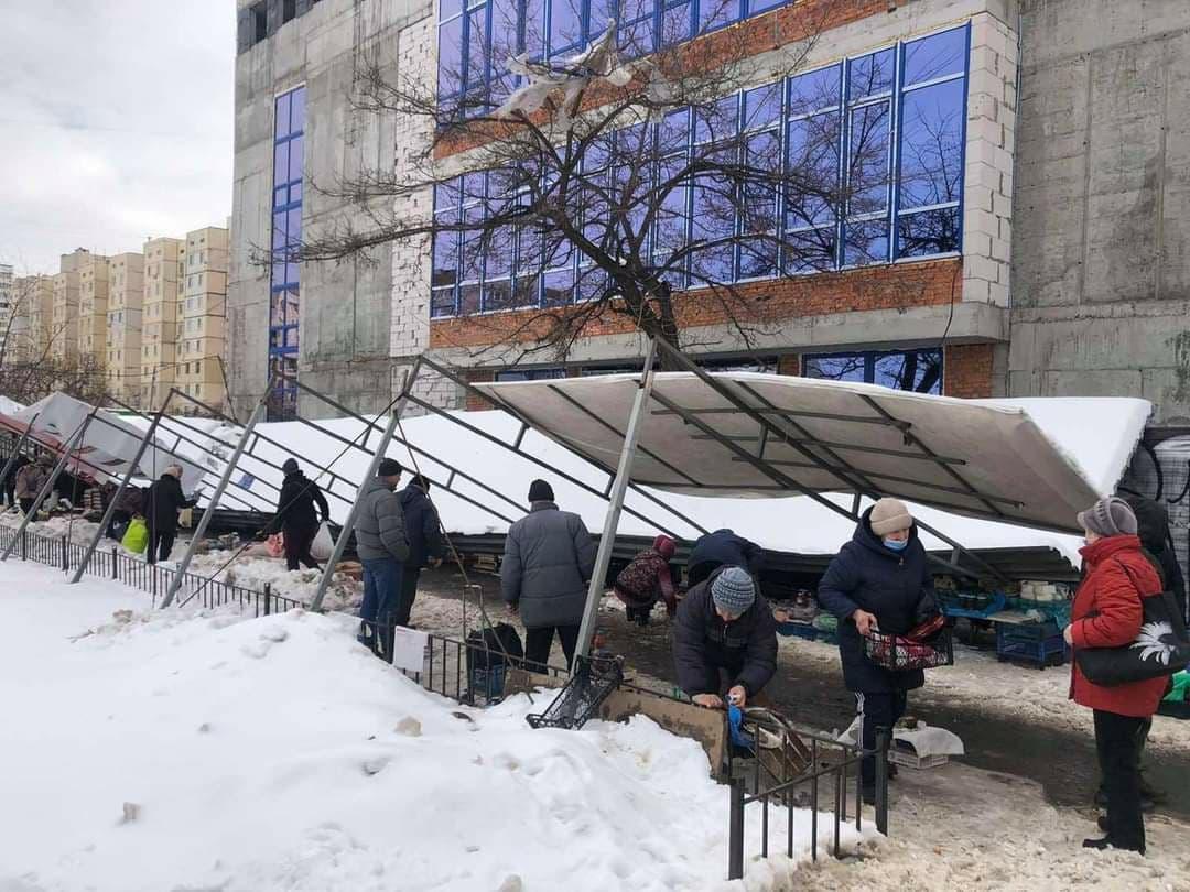 На Героїв Дніпра рухнув навіс та накрив стихійних торговців (ФОТО)