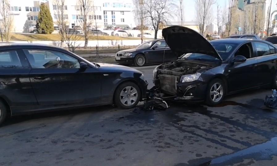 Смерть водія за кермом в Києві: момент аварії потрапив на відео