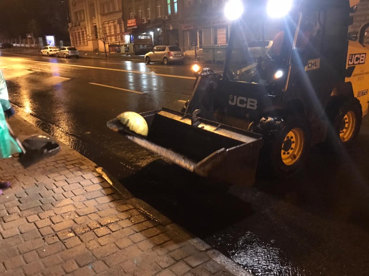 Бетонні полусфери вже в немилості – їх демонтують і вивозять із вулиць