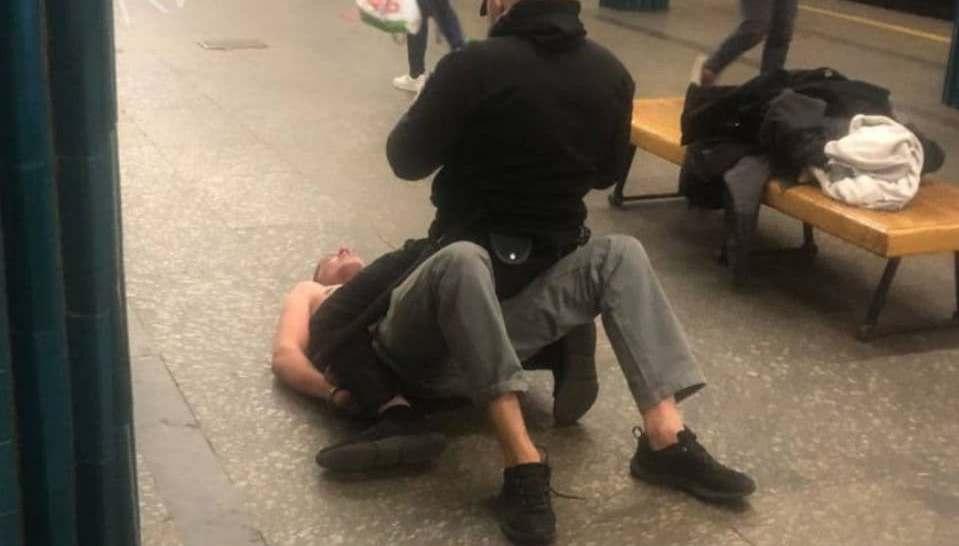 У метро чоловік кидався на людей та роздягався (ФОТО)
