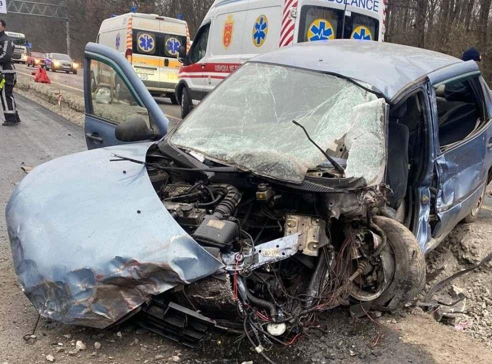 На трасі Київ-Одеса легковик влетів в цистерну – рух обмежено (ФОТО)